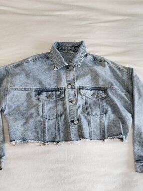 blu[edit] Acid Wash Cropped Denim Jacket Raw Hem Size L